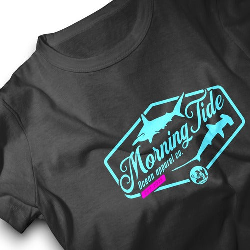 camiseta negra de algodón y poliéster con diseño de tiburones