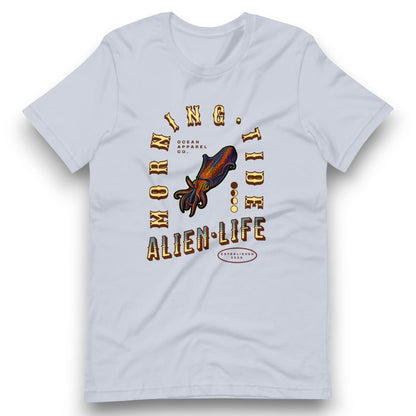 camiseta azul con diseño del océano y animal marino calamar