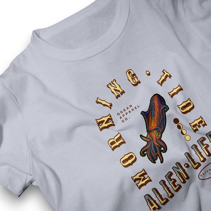 camiseta azul con diseño del océano y animal marino calamar