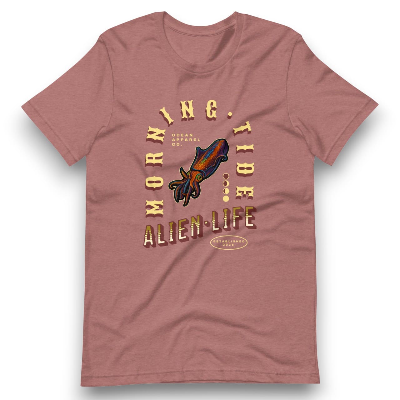 camiseta malva claro con diseño del océano y animal marino calamar