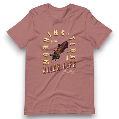 camiseta malva claro con diseño del océano y animal marino calamar