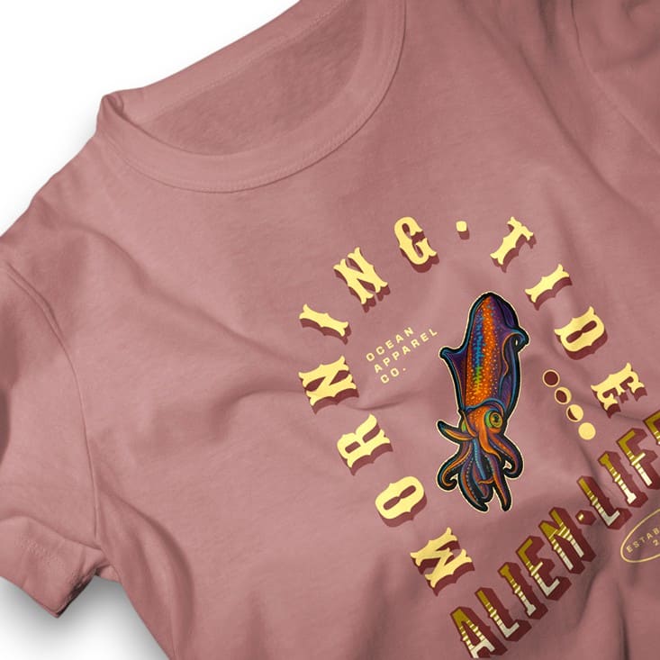 camiseta malva claro con diseño del océano y animal marino calamar