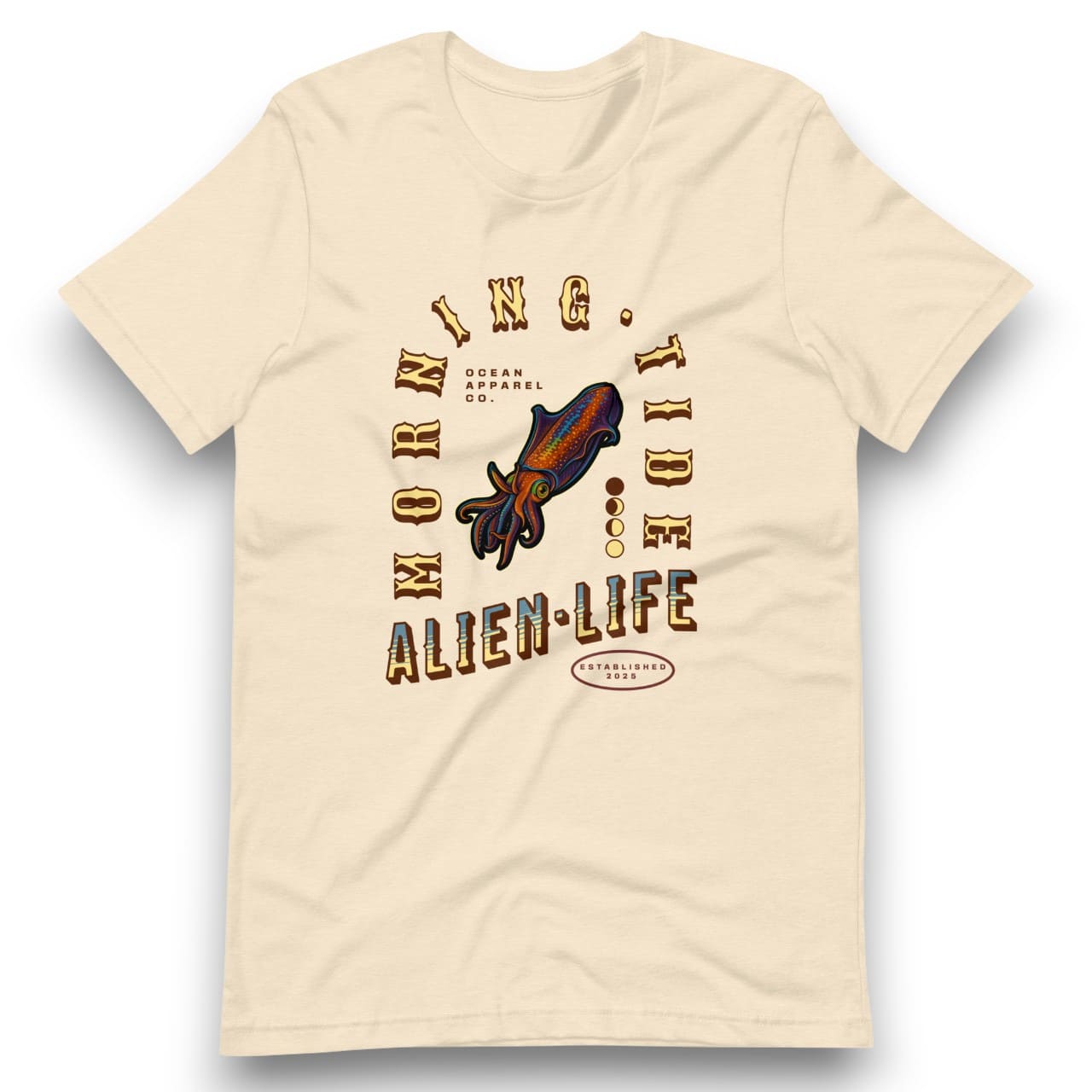 camiseta amarillo claro con diseño del océano y animal marino calamar