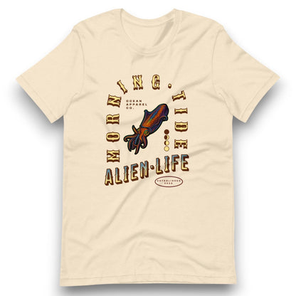 camiseta amarillo claro con diseño del océano y animal marino calamar