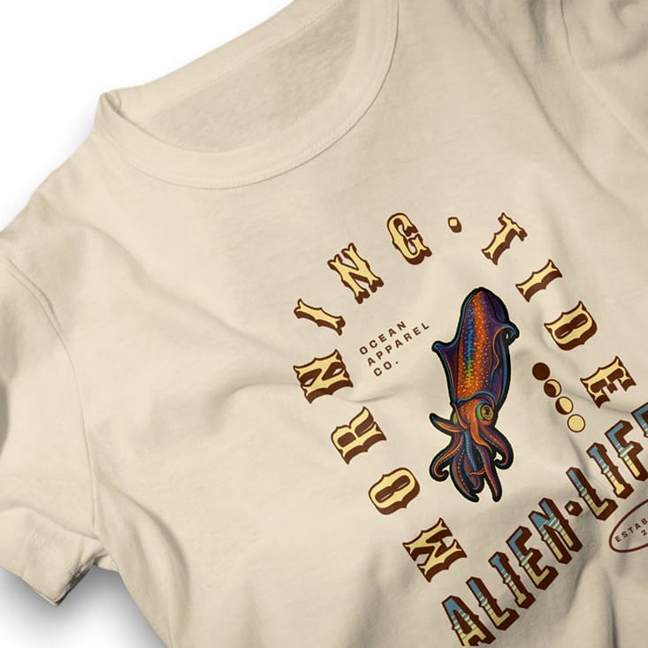 camiseta amarillo claro con diseño del océano y animal marino calamar