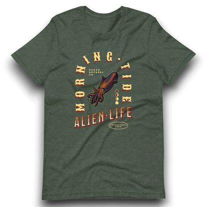 camiseta verde con diseño del oceano y animal marino calamar