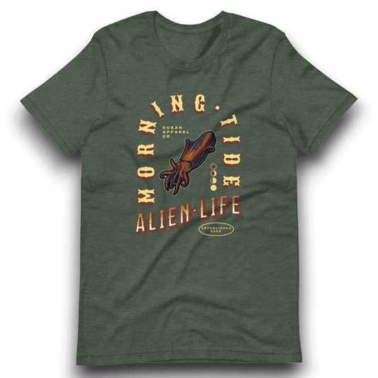 camiseta verde con diseño del oceano y animal marino calamar