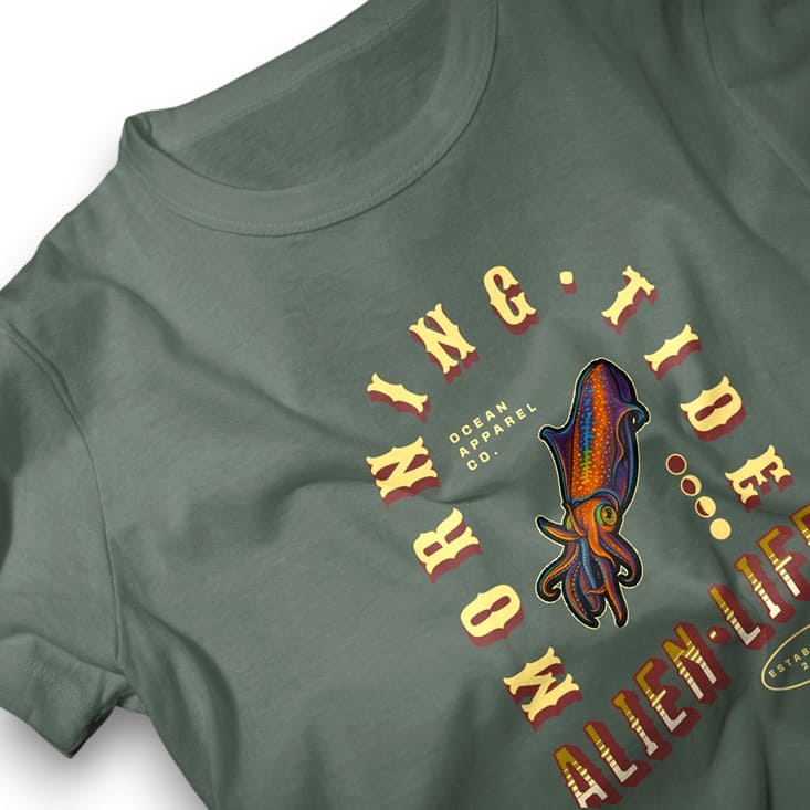 camiseta verde con diseño del oceano y animal marino calamar