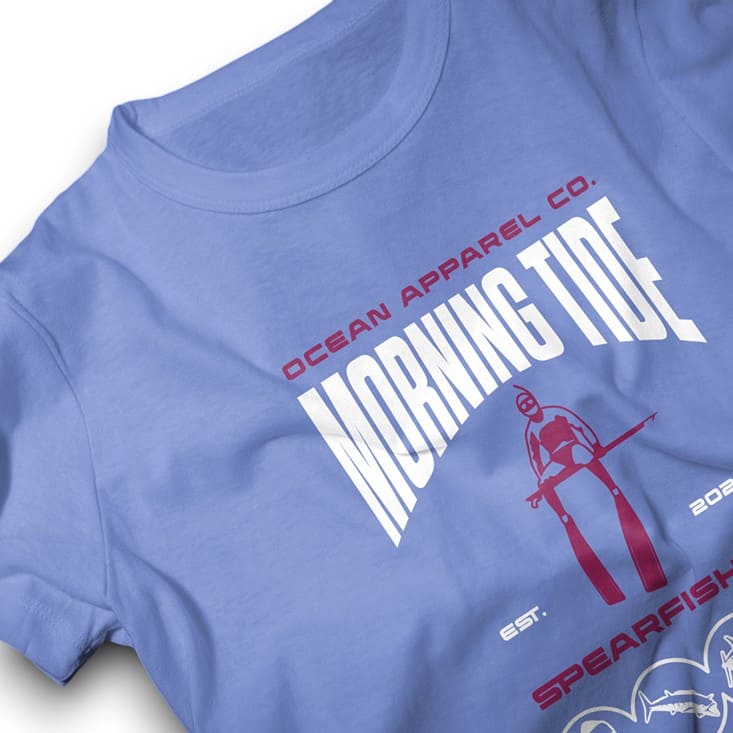 camiseta azul con diseño de pesca submarina y peces