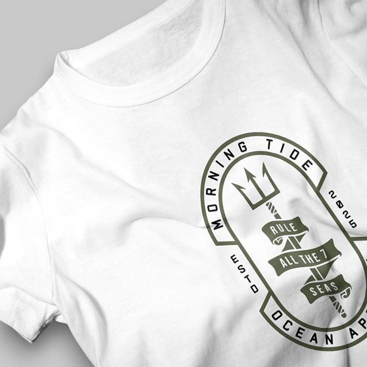 camiseta blanca de algodón con diseño tridente, el océano y el mar