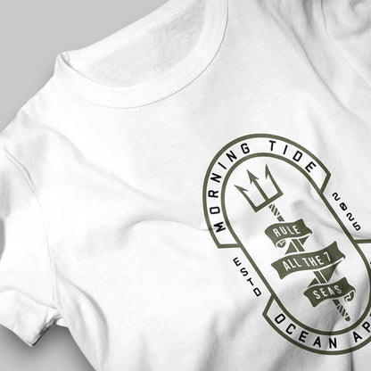 camiseta blanca de algodón con diseño tridente, el océano y el mar
