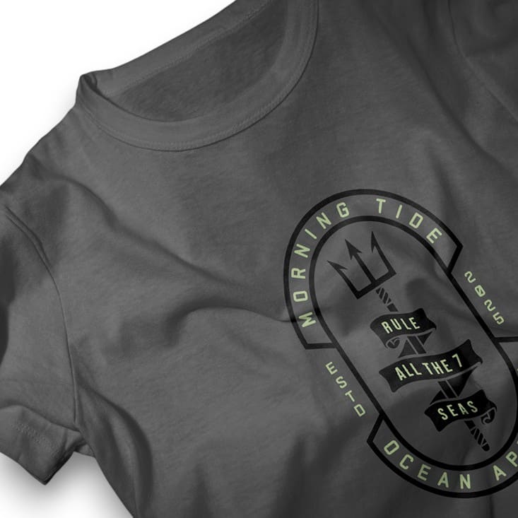 camiseta gris oscuro de algodón con diseño tridente, el océano y el mar