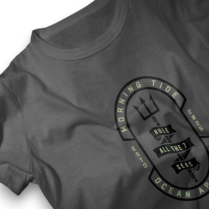 camiseta gris oscuro de algodón con diseño tridente, el océano y el mar