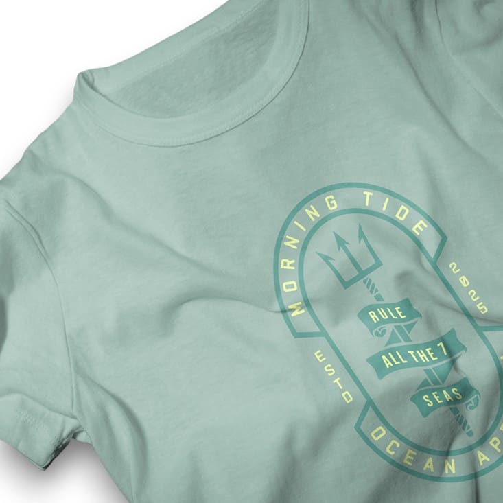 camiseta azul claro de algodón con diseño tridente, el océano y el mar