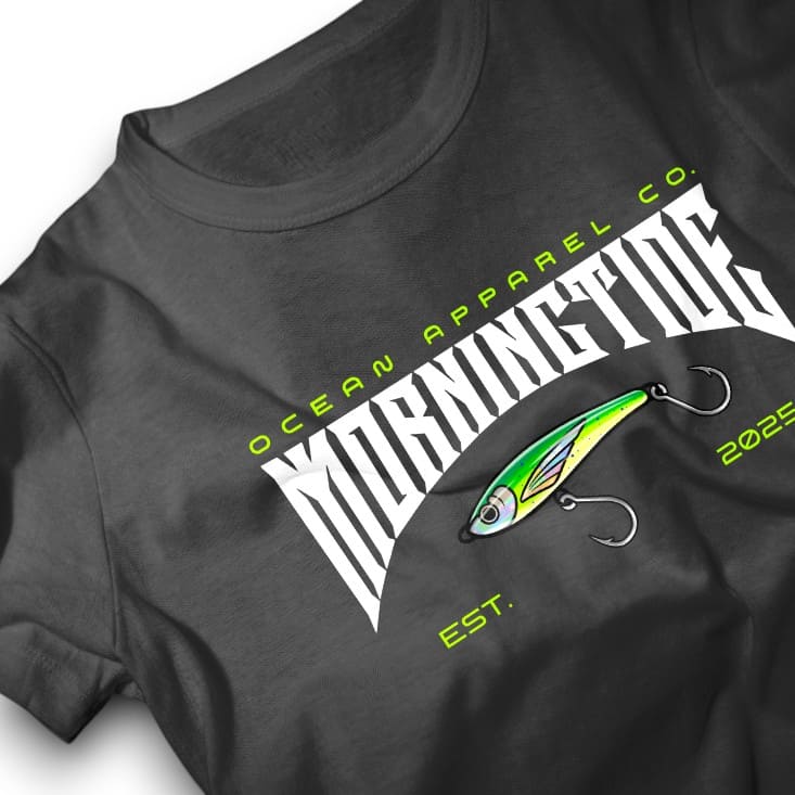 camiseta negra de algodón con diseño de pesca con señuelo y el océano