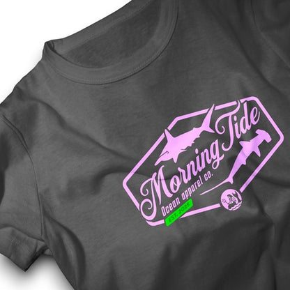 camiseta gris de algodón y poliéster con diseño de tiburones